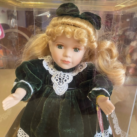 Gift Gallery Animated Wind-up Musical Doll.  Green eyes, blonde hair.  9” tall - Picture 3 of 5